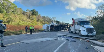 Volcadura de tractocamión con carga de láminas genera afectaciones en la carretera Tulum–Felipe Carrillo Puerto