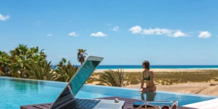 La presidenta de Clubes Vacacionales de Quintana Roo (Acluvaq), Miriam Cortés Franco, admitió que para lograr las proyecciones del 2026 han reforzado sus planes de venta enfocados a las nuevas generaciones, impulsando modelos basados en la experiencia y la tecnología, alejándose de la estructura tradicional del sector. Mencionó que el mercado ha cambiado, pues no solo buscan vender a los baby boomers; ahora tienen que sumar a las actuales generaciones, que es otro segmento, que trae otras ideas de los viajes; entonces tienen que adaptarse para poder seguir siendo competitivos. Indicó que anteriormente los planes de venta eran a largo plazo y se han ido reduciendo conforme a las necesidades de los turistas, principalmente a los jóvenes de 25 a 40 años; es toda una nueva dinámica en la que le apuestan a la experiencia y la flexibilidad. “Es un mercado ligado a la tecnología; es más, si viajan con familia, todos traen computadoras, tablets y dispositivos móviles. Es un mercado completamente diferente con otra forma de ver la vida; tiene otra idea del turismo”. Recalcó que, tradicionalmente, los clubes vacacionales tenían planes de venta a 30 años y los han ido reduciendo a 20 o 10 años; todo depende del segmento, además de que también hay incentivos como cenas gratis o visitas a los parques temáticos. En sí, buscan ser atractivos para las nuevas generaciones. Comentó que los clubes vacacionales son un sector muy dinámico que está en constante evolución y es clave para la industria, pues representa el 50 por ciento de los turistas que llegan al Aeropuerto Internacional de Cancún (AIC), lo que demuestra la cadena de valor que genera.