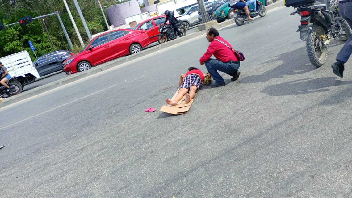 Motociclista queda herido tras fuerte choque en vía clave de Cancún