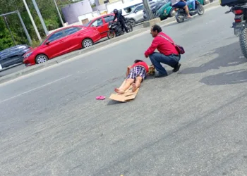 Motociclista queda herido tras fuerte choque en vía clave de Cancún