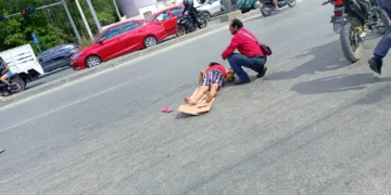 Motociclista queda herido tras fuerte choque en vía clave de Cancún