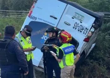 Volcadura de camioneta turística deja personas lesionadas en la carretera 307
