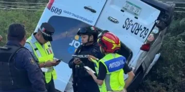 Volcadura de camioneta turística deja personas lesionadas en la carretera 307