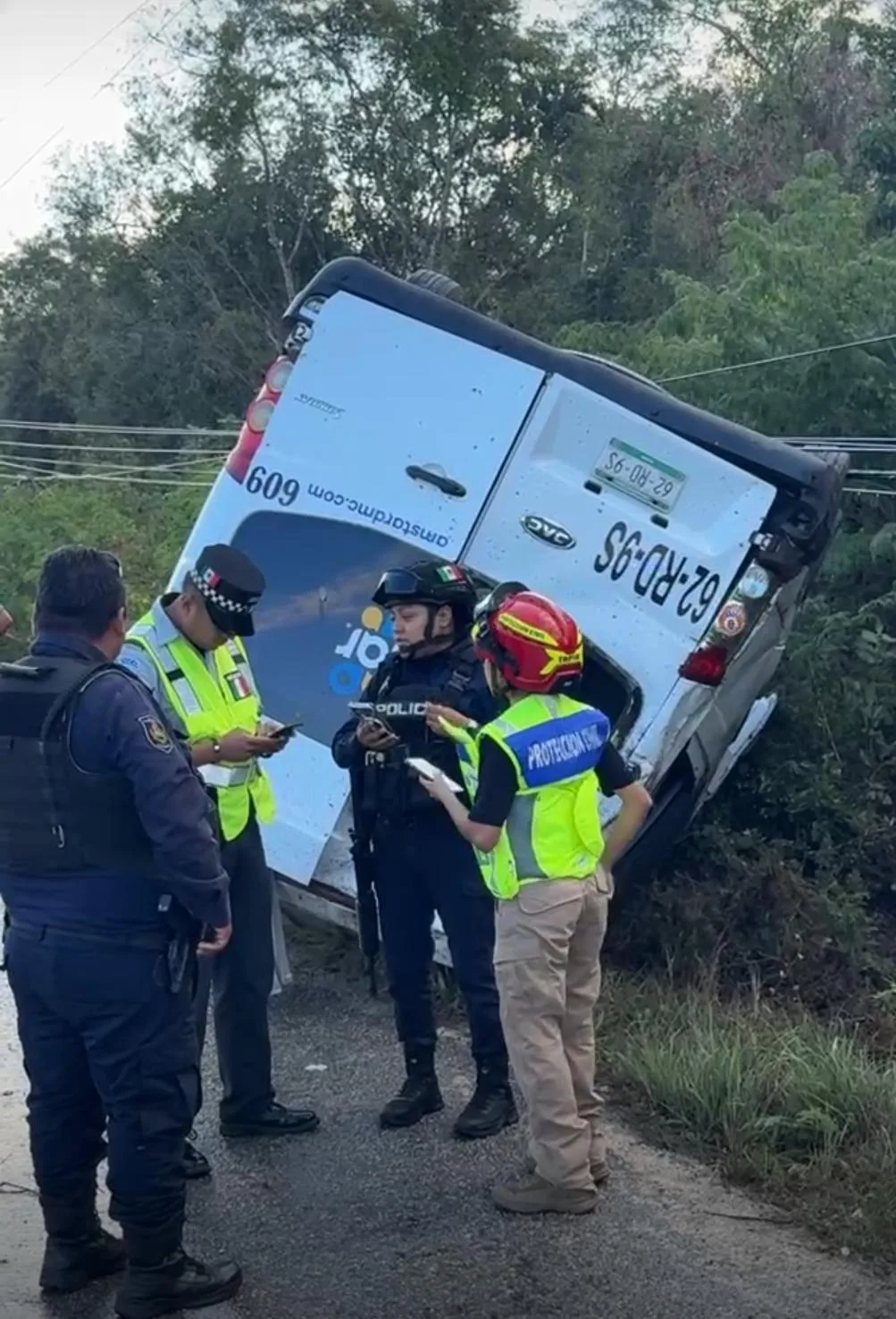Volcadura de camioneta turística deja personas lesionadas en la carretera 307