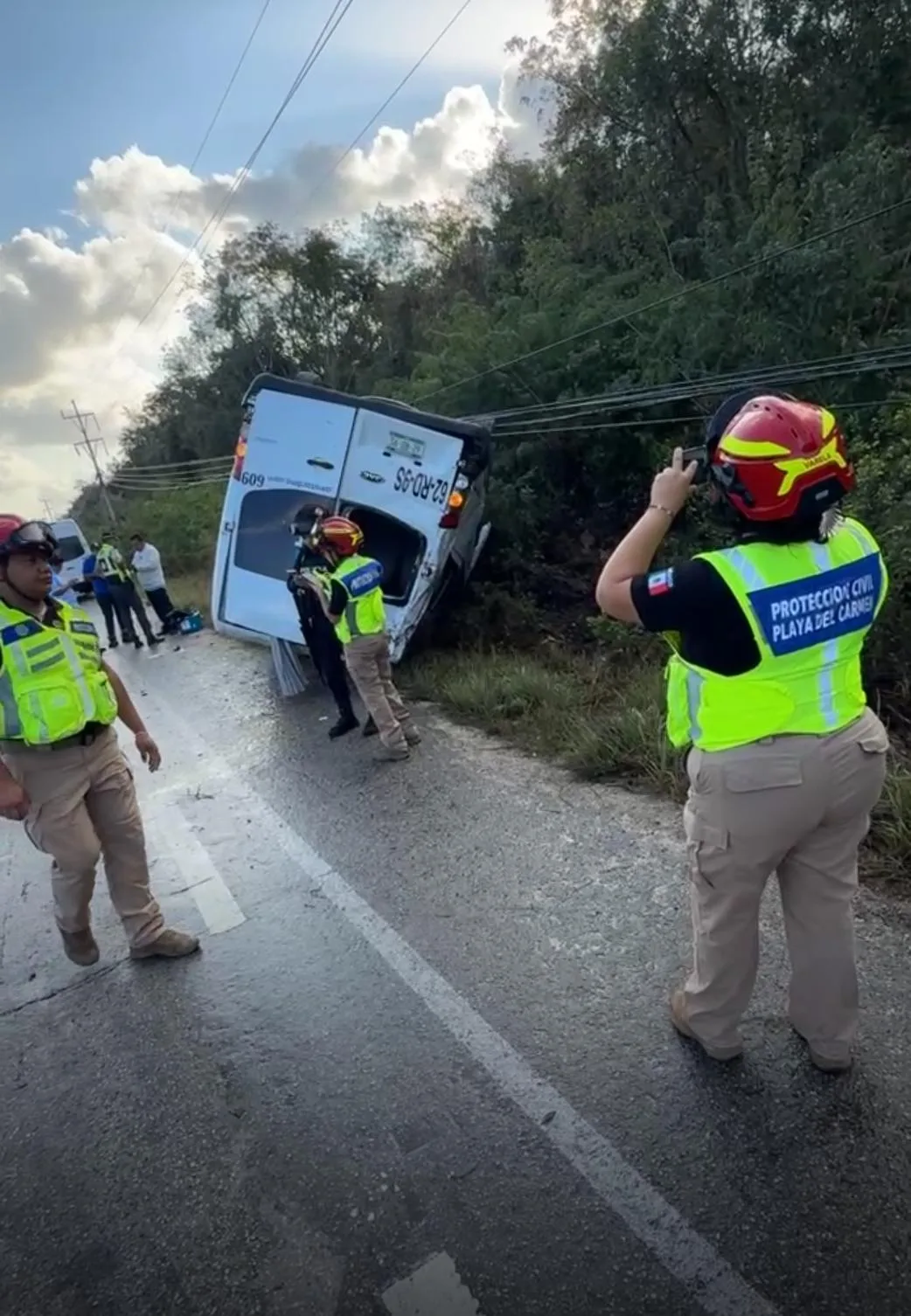 Volcadura de camioneta turística deja personas lesionadas en la carretera 307