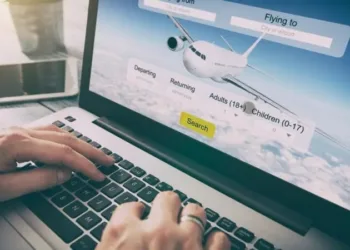La plataforma líder de marketing digital, Sojern, dio a conocer las tendencias de viajes enfocadas en México, las cuales reflejan que el turismo nacional sigue bajo presión, mientras la demanda internacional continúa actuando como un factor de equilibrio con Estados Unidos y Canadá. El compendio hace referencia a cómo las condiciones actuales del mercado están influyendo en el comportamiento de los viajeros, principalmente con miras a la Copa Mundial de la FIFA 2026, en donde México comparte sede con Estados Unidos y Canadá. Las estadísticas ponen de relieve un cambio en la dinámica de la demanda: mientras el turismo doméstico muestra una desaceleración, la demanda internacional se mantiene más resiliente, lo que subraya la importancia de monitorear en tiempo real la intención de viaje. "Esto refleja un momento clave para la industria turística. Si bien la demanda general se está moderando, la intención de viaje sigue activa; entender cómo y cuándo están reservando los viajeros será fundamental para capturar la demanda y capitalizar eventos de alto impacto”, refirió Sasha Ancona, Senior Sales Director de Sojern para México y Latinoamérica. De hecho, en los principales hallazgos del estudio, se hace mención de que las reservas aéreas hacia México se encuentran actualmente por debajo de los niveles del año pasado, impulsadas principalmente por una caída en el mercado doméstico de alrededor de -40% interanual. En contraste, la demanda internacional ha mostrado mayor estabilidad, con una disminución cercana al -10%, mientras que las reservas hoteleras presentan un comportamiento más sólido. Respecto a la Copa Mundial 2026, los datos muestran que la demanda hacia las ciudades sede en México continúa creciendo frente al mismo periodo del año anterior, al grado que las reservas de vuelos han aumentado aproximadamente entre un 27 y 120 por ciento, dependiendo del destino.