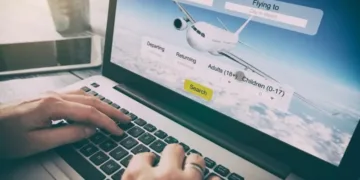 La plataforma líder de marketing digital, Sojern, dio a conocer las tendencias de viajes enfocadas en México, las cuales reflejan que el turismo nacional sigue bajo presión, mientras la demanda internacional continúa actuando como un factor de equilibrio con Estados Unidos y Canadá. El compendio hace referencia a cómo las condiciones actuales del mercado están influyendo en el comportamiento de los viajeros, principalmente con miras a la Copa Mundial de la FIFA 2026, en donde México comparte sede con Estados Unidos y Canadá. Las estadísticas ponen de relieve un cambio en la dinámica de la demanda: mientras el turismo doméstico muestra una desaceleración, la demanda internacional se mantiene más resiliente, lo que subraya la importancia de monitorear en tiempo real la intención de viaje. "Esto refleja un momento clave para la industria turística. Si bien la demanda general se está moderando, la intención de viaje sigue activa; entender cómo y cuándo están reservando los viajeros será fundamental para capturar la demanda y capitalizar eventos de alto impacto”, refirió Sasha Ancona, Senior Sales Director de Sojern para México y Latinoamérica. De hecho, en los principales hallazgos del estudio, se hace mención de que las reservas aéreas hacia México se encuentran actualmente por debajo de los niveles del año pasado, impulsadas principalmente por una caída en el mercado doméstico de alrededor de -40% interanual. En contraste, la demanda internacional ha mostrado mayor estabilidad, con una disminución cercana al -10%, mientras que las reservas hoteleras presentan un comportamiento más sólido. Respecto a la Copa Mundial 2026, los datos muestran que la demanda hacia las ciudades sede en México continúa creciendo frente al mismo periodo del año anterior, al grado que las reservas de vuelos han aumentado aproximadamente entre un 27 y 120 por ciento, dependiendo del destino.
