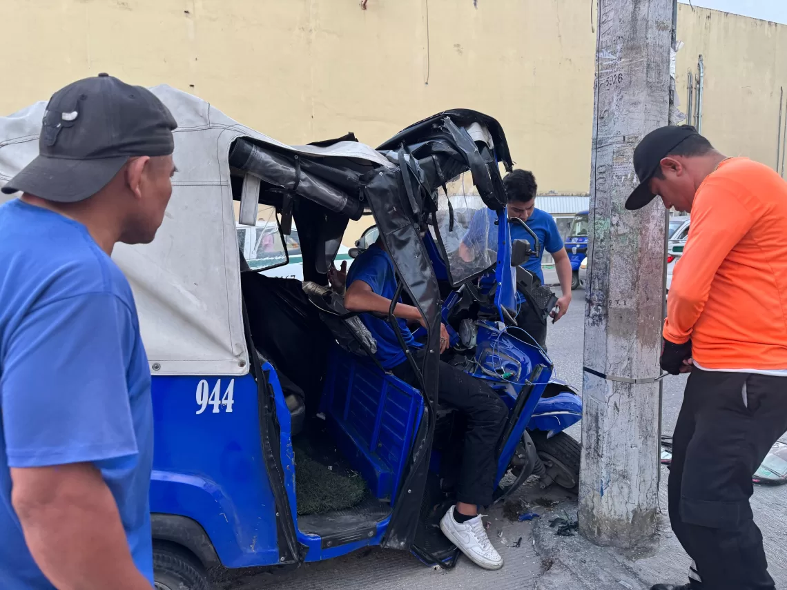 Mototaxi se estrella contra poste en región 228, hay dos lesionados