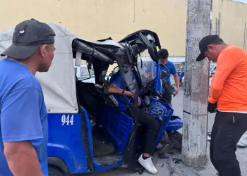 Mototaxi se estrella contra poste en región 228, hay dos lesionados