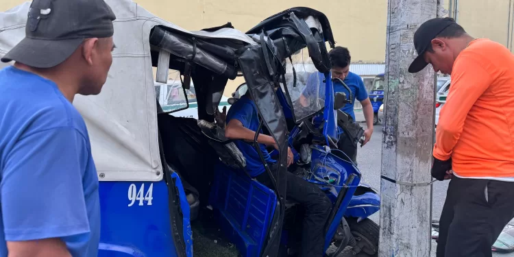 Mototaxi se estrella contra poste en región 228, hay dos lesionados