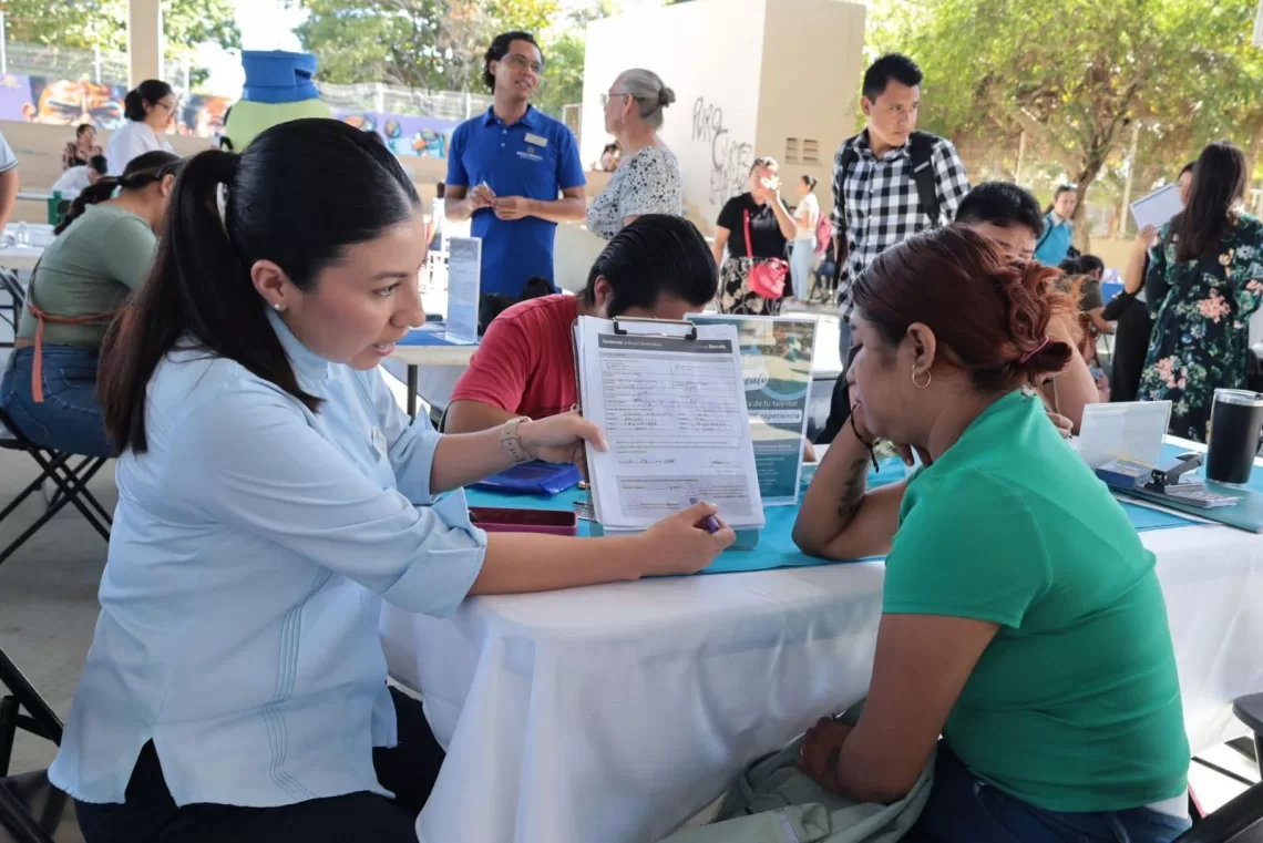 Gobierno de Estefanía Mercado impulsa el empleo femenino con más de mil 400 vacantes en feria “Empléate Mujer”
