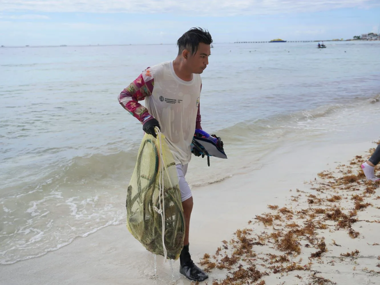Gobierno de Estefanía Mercado refuerza acciones de limpieza submarina en Playa del Carmen