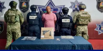 Detienen a hombre con droga y una pistola en Villas Otoch Paraíso