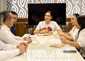 Estefanía Mercado llama a denunciar robo de tapas de registro y anuncia mejoras en infraestructura eléctrica en Playa del Carmen