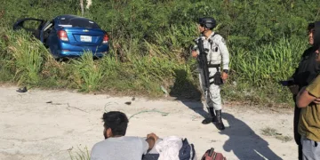Cuatro viajeros se salvan tras volcadura en la carretera Playa del Carmen–Tulum