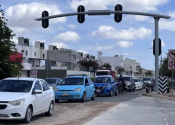 Obras en avenida 135 generan tránsito lento y largas filas en Cancún
