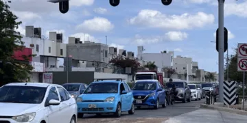 Obras en avenida 135 generan tránsito lento y largas filas en Cancún
