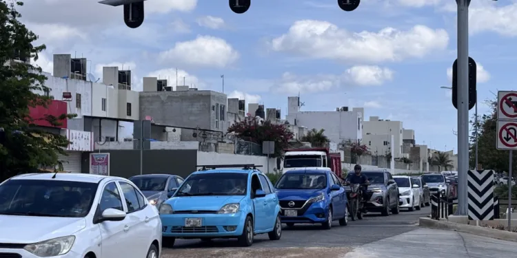 Obras en avenida 135 generan tránsito lento y largas filas en Cancún