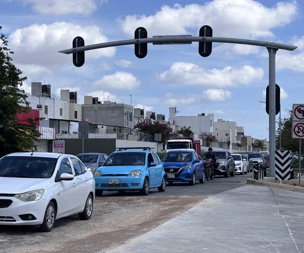 Obras en avenida 135 generan tránsito lento y largas filas en Cancún