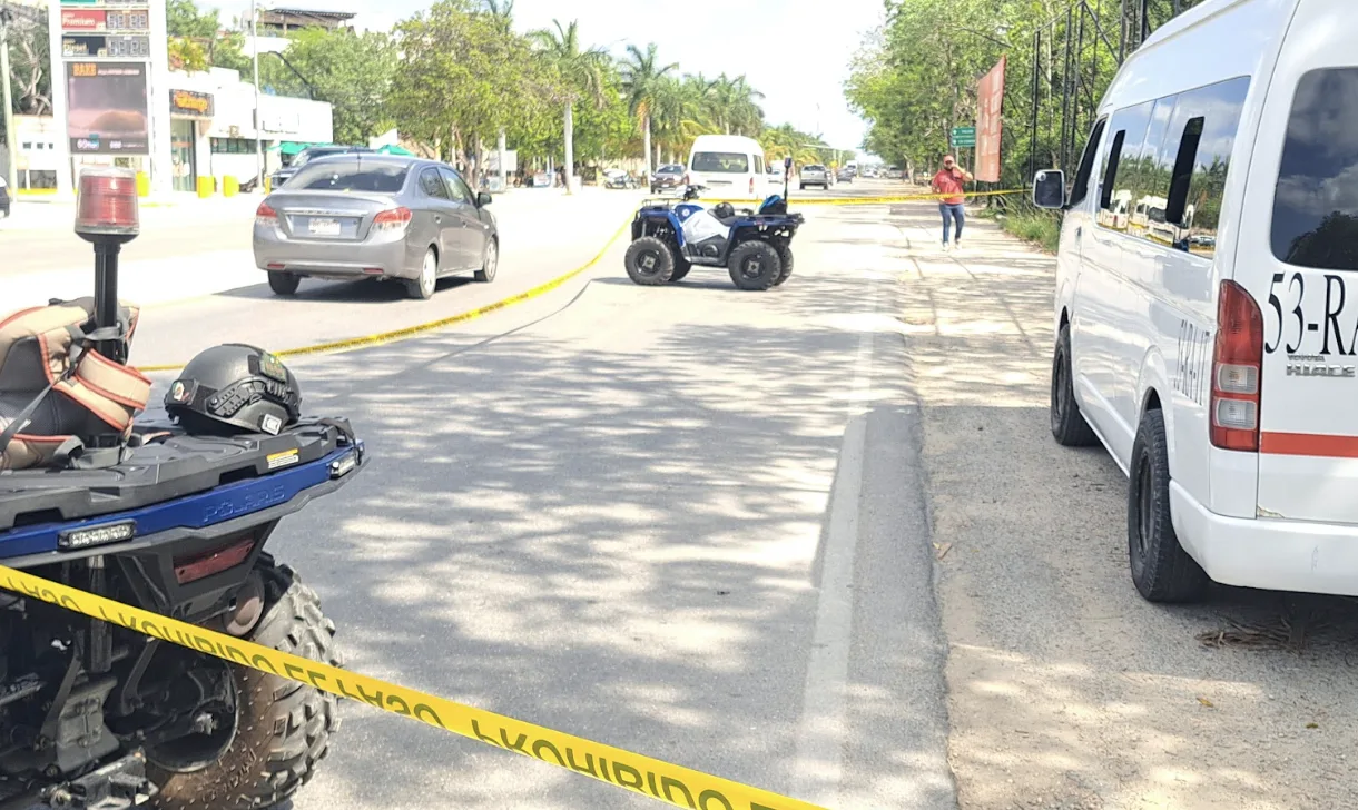 Muere trabajador dentro de unidad de transporte en plena avenida Cobá