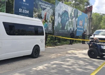 Muere trabajador dentro de unidad de transporte en plena avenida Cobá