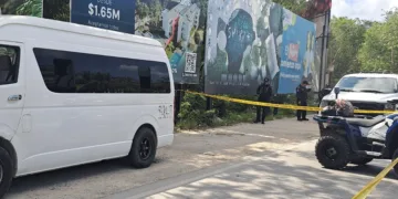 Muere trabajador dentro de unidad de transporte en plena avenida Cobá