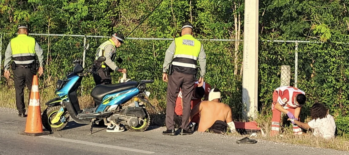 Reventón de llanta provoca accidente en la 307; padre e hija terminan lesionados