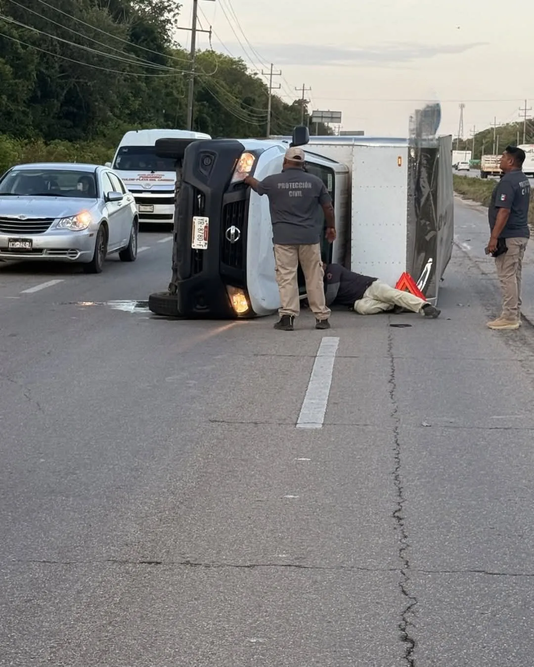 Camioneta de carga vuelca en la carretera 307 cerca de Caleta Tankah; conductor sale ileso