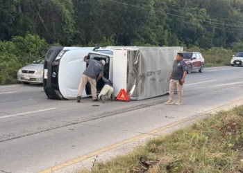 Camioneta de carga vuelca en la carretera 307 cerca de Caleta Tankah; conductor sale ileso