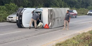 Camioneta de carga vuelca en la carretera 307 cerca de Caleta Tankah; conductor sale ileso