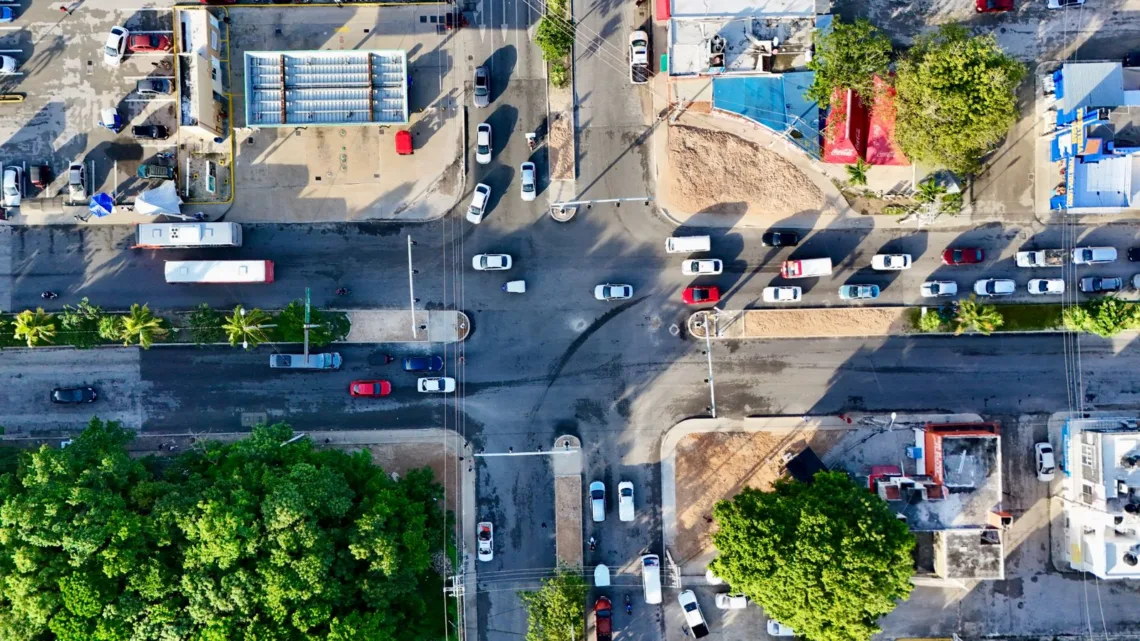 Cancún sincroniza su tráfico: 60% de cruces semaforizados ya operan desde un centro inteligente