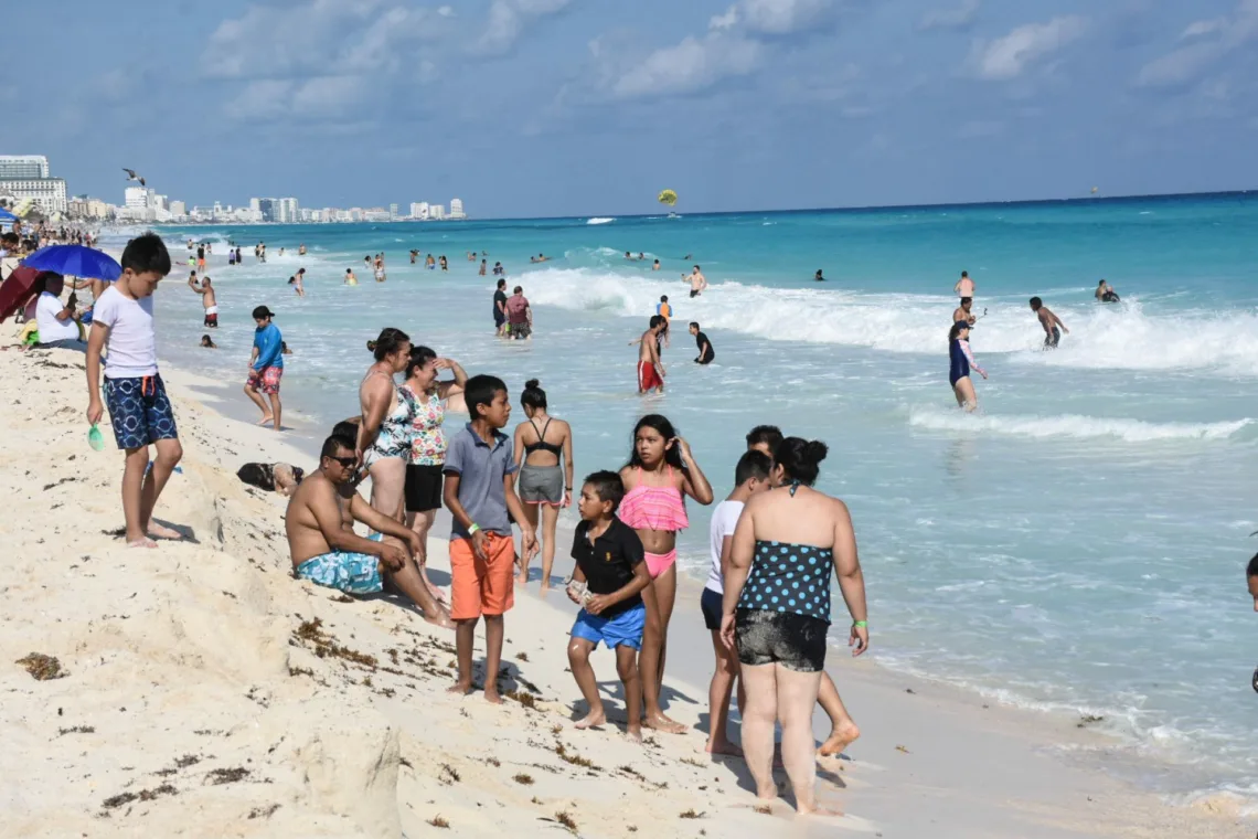 Cancunenses abarrotan playas en el último fin de semana vacacional