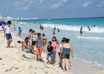 Cancunenses abarrotan playas en el último fin de semana vacacional
