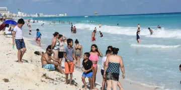 Cancunenses abarrotan playas en el último fin de semana vacacional