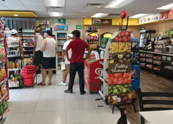 Supermercados reportan alza del 15% en ventas por turistas hospedados en casas y Airbnb