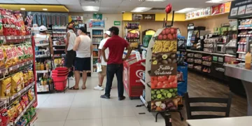 Supermercados reportan alza del 15% en ventas por turistas hospedados en casas y Airbnb