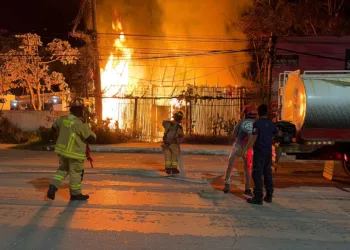 Madrugada de emergencia en Tulum: tres incendios en distintos puntos movilizan a bomberos