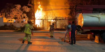 Madrugada de emergencia en Tulum: tres incendios en distintos puntos movilizan a bomberos
