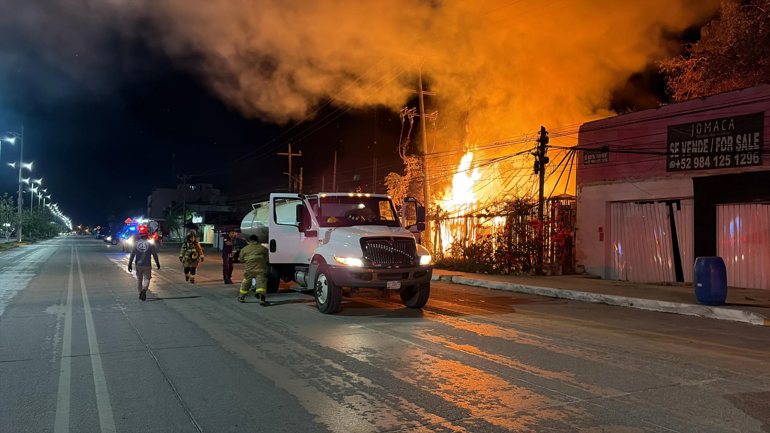 Madrugada de emergencia en Tulum: tres incendios en distintos puntos movilizan a bomberos