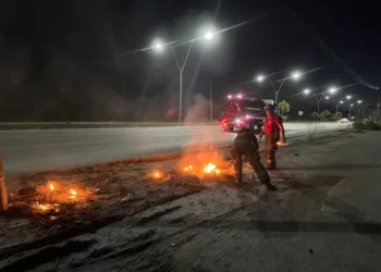Explosión de transformador provoca incendio y moviliza a cuerpos de emergencia en la López Portillo
