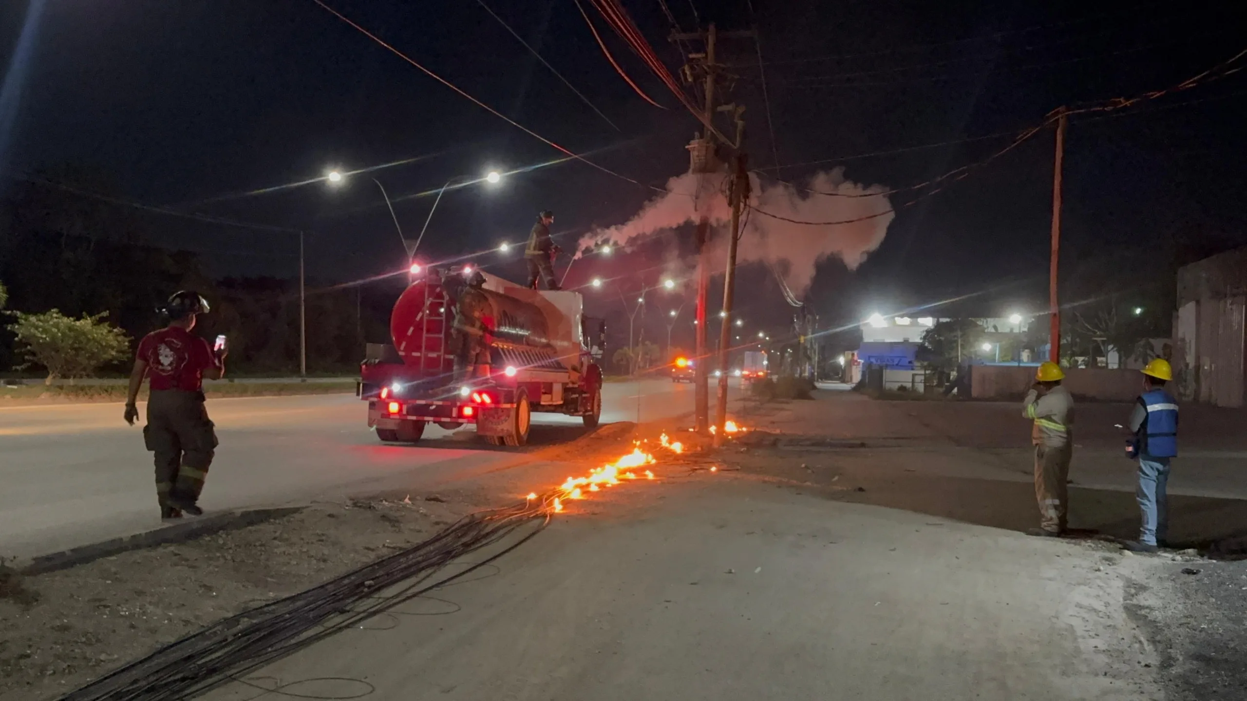 Explosión de transformador provoca incendio y moviliza a cuerpos de emergencia en la López Portillo