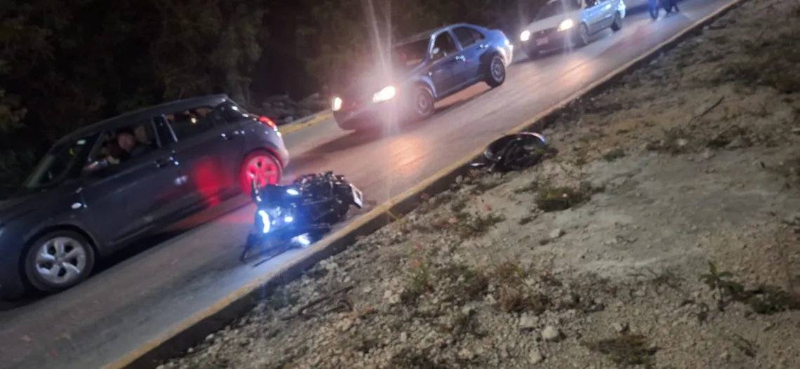 Motociclista es hallado inconsciente en el periférico de Cancún