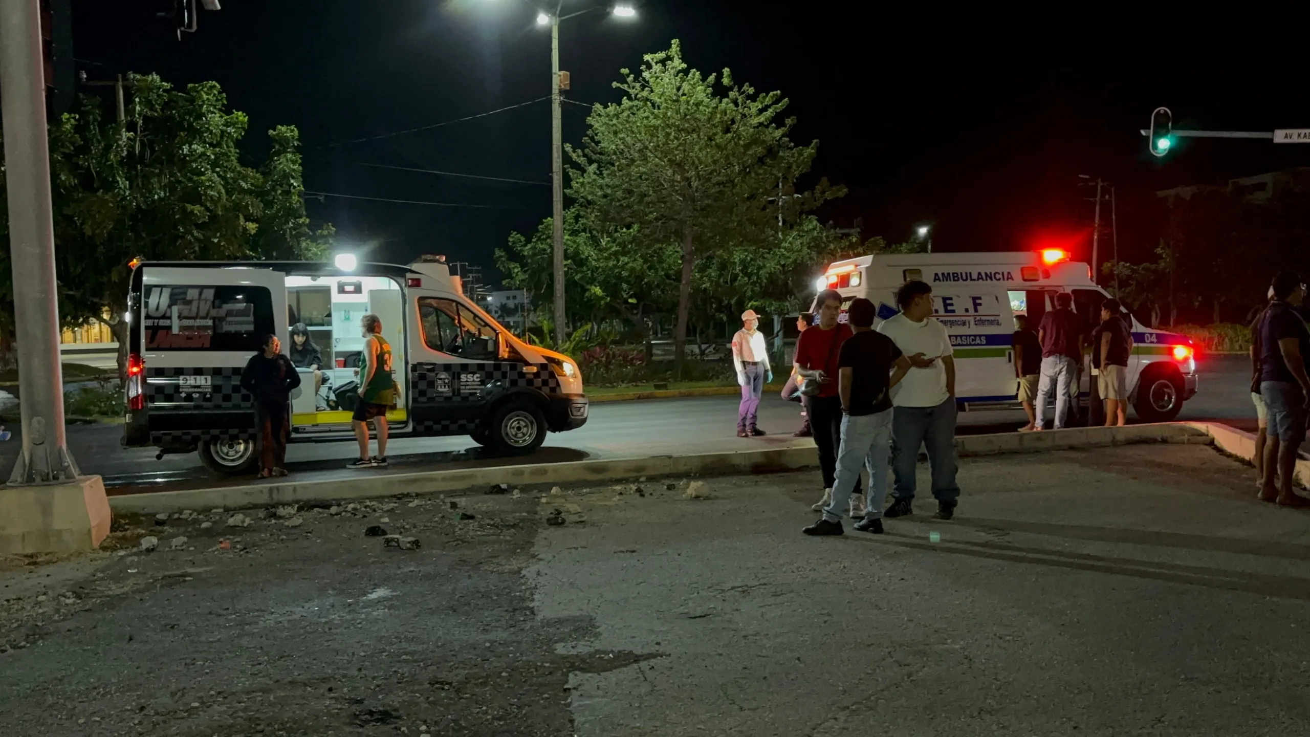 Volcadura origina movilización nocturna en el cruce de la Kabah y Nichupté en Cancún