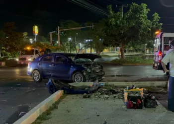 Volcadura origina movilización nocturna en el cruce de la Kabah y Nichupté en Cancún