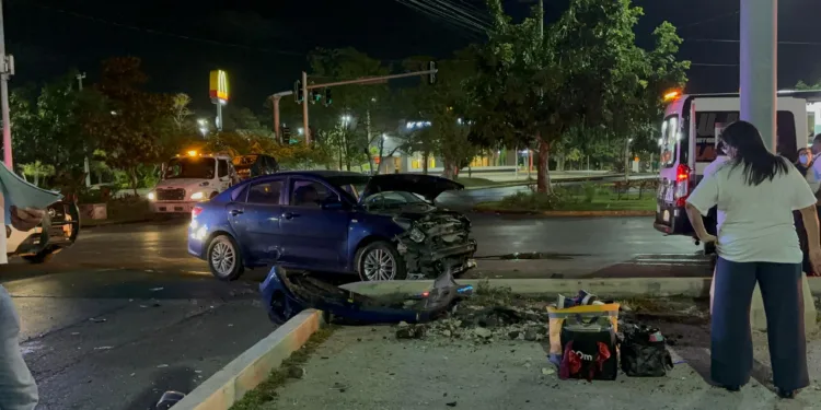 Volcadura origina movilización nocturna en el cruce de la Kabah y Nichupté en Cancún