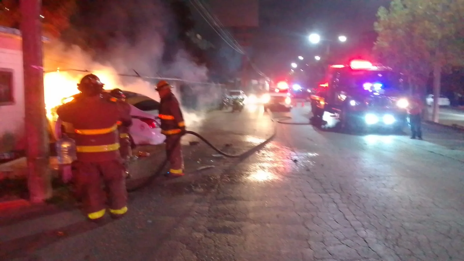 Taxi arde junto a cárcamo tras impacto; conductor es retirado con lesiones