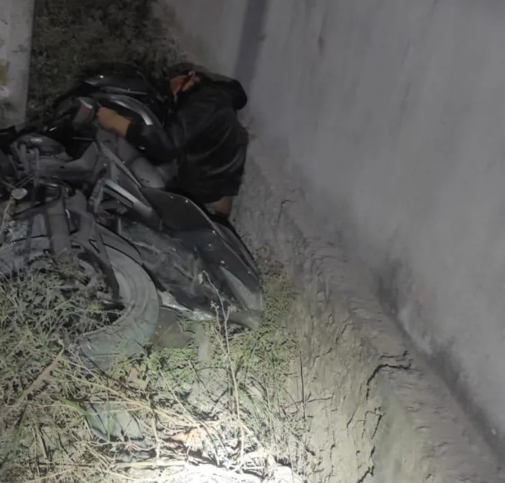 MUERE JOVEN TRAS PERSECUCIÓN POLICIAL EN CAMINO DE TERRACERÍA EN CANCÚNCANCÚN, QRoo, 25 de abril de 2026.- Un joven perdió la vida luego de una persecución por parte de una patrulla en un camino de terracería cercano a la Región 203, a la altura de la colonia irregular Cuna Maya, en las inmediaciones del plantel educativo CECYTE, en el municipio Benito Juárez.  De acuerdo con información preliminar, la víctima, de aproximadamente 18 años de edad, era seguida por uniformados policiales bajo la condición de persona sospechosa. Durante el seguimiento, el joven, quien se desplazaba en una motocicleta acompañado de otro individuo, intentó evadir a los uniformados.  Versiones difundidas por personas cercanas al fallecido refieren que el joven había tenido encuentros previos con efectivos policiales, en los que presuntamente le habrían retirado dinero en efectivo y pertenencias, situación que habría influido en su decisión de huir.  Por otra parte, fuentes no oficiales señalan que el joven contaba con antecedentes, sin que se hayan precisado detalles. También se dio a conocer que, al momento del incidente, viajaba acompañado por otras personas, quienes lo habrían dejado abandonado a su suerte en el lugar tras el percance.  El hecho se registró alrededor de laa 4:00 de la madrugada de este viernes, cuando el motociclista perdió el control y se impactó, presuntamente contra una barda, lo que derivó en su fallecimiento en el sitio.  Unidades de servicios prehospitalarios acudieron al lugar, pero confirmaron que ya no contaba con signos vitales.  Una versión no confirmada indica que el joven, identificado con las iniciales J.G.L.O., habría estado relacionado con un hecho previo en el que una persona fue despojada de pertenencias, entre ellas un teléfono celular. Según esta línea, la ubicación del dispositivo mediante GPS habría permitido a las autoridades seguir su rastro hasta la zona donde ocurrió el accidente.  Al lugar acudieron agentes ministeriales de la Fiscalía General del Estado de Quintana Roo, junto con peritos criminalistas, quienes realizaron el levantamiento del cuerpo y el procesamiento de evidencias. Las investigaciones continúan y hasta el momento no se han dado a conocer resultados oficiales.
