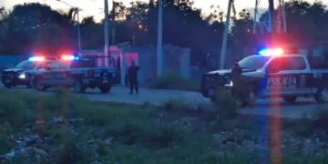 MUERE JOVEN TRAS PERSECUCIÓN POLICIAL EN CAMINO DE TERRACERÍA EN CANCÚN CANCÚN, QRoo, 25 de abril de 2026.- Un joven perdió la vida luego de una persecución por parte de una patrulla en un camino de terracería cercano a la Región 203, a la altura de la colonia irregular Cuna Maya, en las inmediaciones del plantel educativo CECYTE, en el municipio Benito Juárez. De acuerdo con información preliminar, la víctima, de aproximadamente 18 años de edad, era seguida por uniformados policiales bajo la condición de persona sospechosa. Durante el seguimiento, el joven, quien se desplazaba en una motocicleta acompañado de otro individuo, intentó evadir a los uniformados. Versiones difundidas por personas cercanas al fallecido refieren que el joven había tenido encuentros previos con efectivos policiales, en los que presuntamente le habrían retirado dinero en efectivo y pertenencias, situación que habría influido en su decisión de huir. Por otra parte, fuentes no oficiales señalan que el joven contaba con antecedentes, sin que se hayan precisado detalles. También se dio a conocer que, al momento del incidente, viajaba acompañado por otras personas, quienes lo habrían dejado abandonado a su suerte en el lugar tras el percance. El hecho se registró alrededor de laa 4:00 de la madrugada de este viernes, cuando el motociclista perdió el control y se impactó, presuntamente contra una barda, lo que derivó en su fallecimiento en el sitio. Unidades de servicios prehospitalarios acudieron al lugar, pero confirmaron que ya no contaba con signos vitales. Una versión no confirmada indica que el joven, identificado con las iniciales J.G.L.O., habría estado relacionado con un hecho previo en el que una persona fue despojada de pertenencias, entre ellas un teléfono celular. Según esta línea, la ubicación del dispositivo mediante GPS habría permitido a las autoridades seguir su rastro hasta la zona donde ocurrió el accidente. Al lugar acudieron agentes ministeriales de la Fiscalía General del Estado de Quintana Roo, junto con peritos criminalistas, quienes realizaron el levantamiento del cuerpo y el procesamiento de evidencias. Las investigaciones continúan y hasta el momento no se han dado a conocer resultados oficiales.