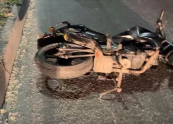 Muere motociclista tras ser arrollado en el periférico de Cancún