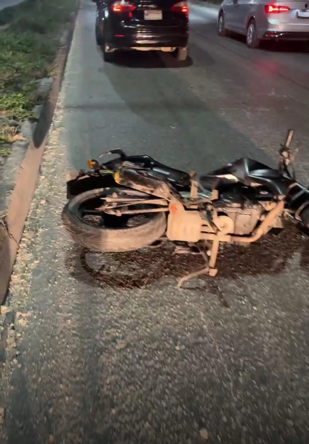 Muere motociclista tras ser arrollado en el periférico de Cancún